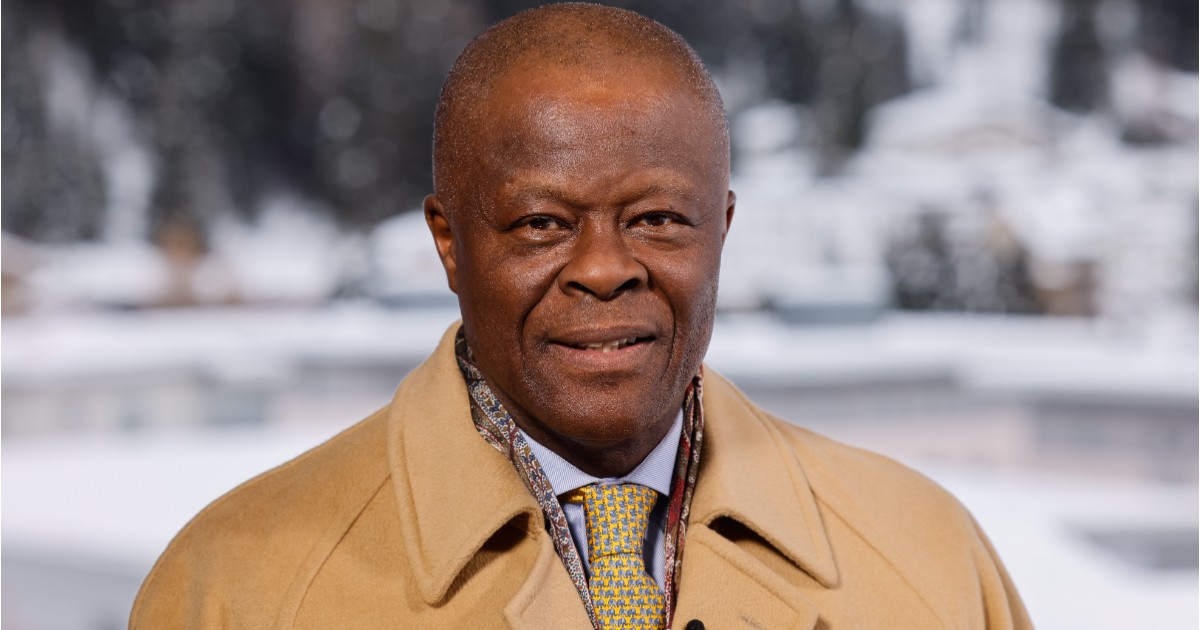 O artigo descreve a reunião no Palácio Presidencial da Nigéria, onde foi anunciada a venda de petróleo bruto em naira às refinarias locais, um importante ponto de viragem para a economia do país. Esta decisão estratégica visa promover o desenvolvimento industrial, a criação de emprego e o crescimento económico, fortalecendo simultaneamente o sector privado. A colaboração com as principais partes interessadas, como o AfreximBank e o Grupo Dangote, foi essencial na implementação desta iniciativa. Esta transição marca um passo crucial rumo a um futuro promissor para a Nigéria, com repercussões positivas em vários sectores da economia.