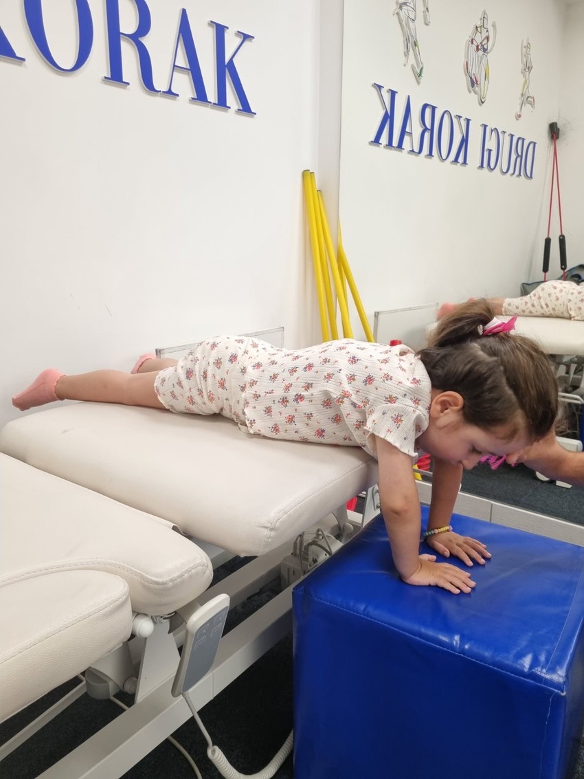 Hrabra devojčica svakog dana vredno vežba, a kako njena mama kaže, Sofija voli da ide na vežbe jer pre svega voli svoje terapeute