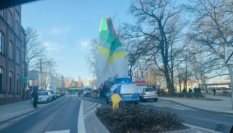 Groźny i nietypowy wypadek w Zielonej Górze. Uszkodzony budynek