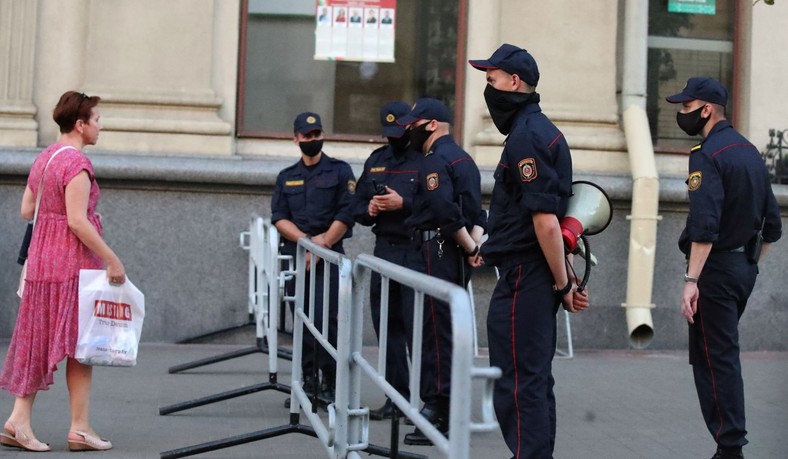 Wieczorem w Mińsku czuć było napięcie. Policja i policyjne siły specjalne blokowały ulice wiodące do placów, gdzie mieli się gromadzić demonstranci. Nie działały komunikatory internetowe.