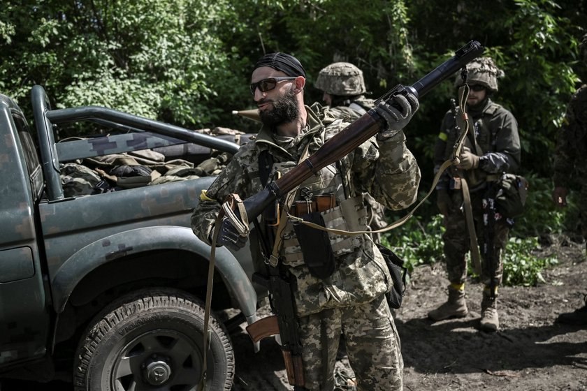 Ukraińscy żołnierze przygotowują się do akcji w Donbasie. Niestety Ukraina może wystrzeliwać 5-6 tys. pocisków dziennie, a Rosja nawe 70 tysięcy