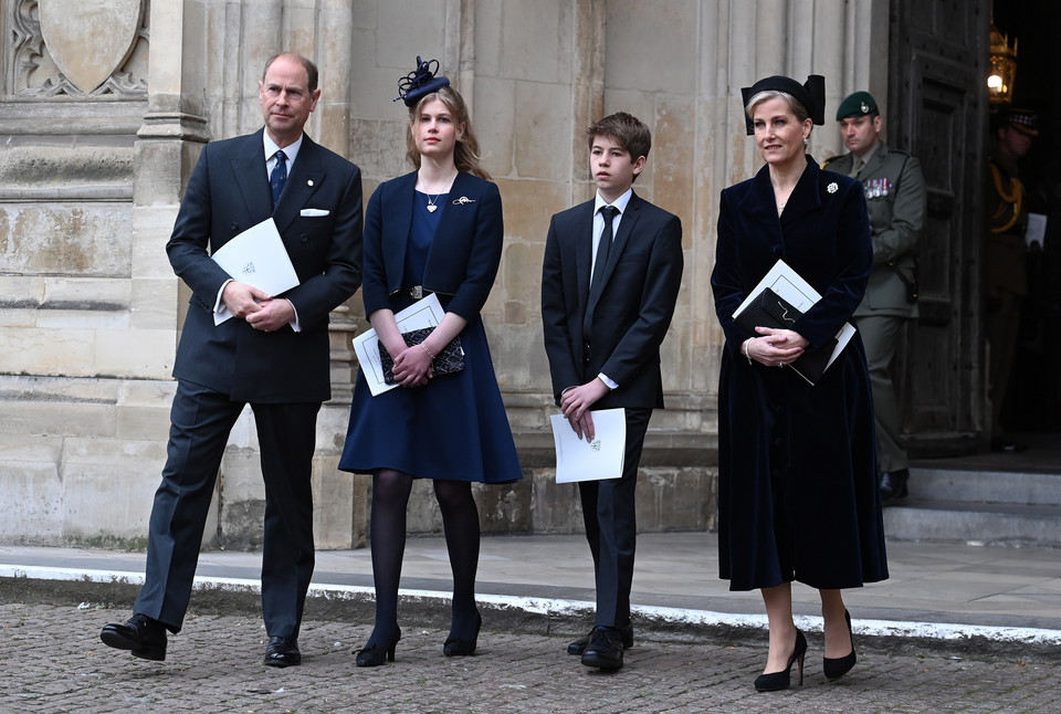 Rodziny królewskie w Opactwie Westminsterskim: książę Edward i Sophie, hrabina Wesseksu z dziećmi: Louise i Jamesem