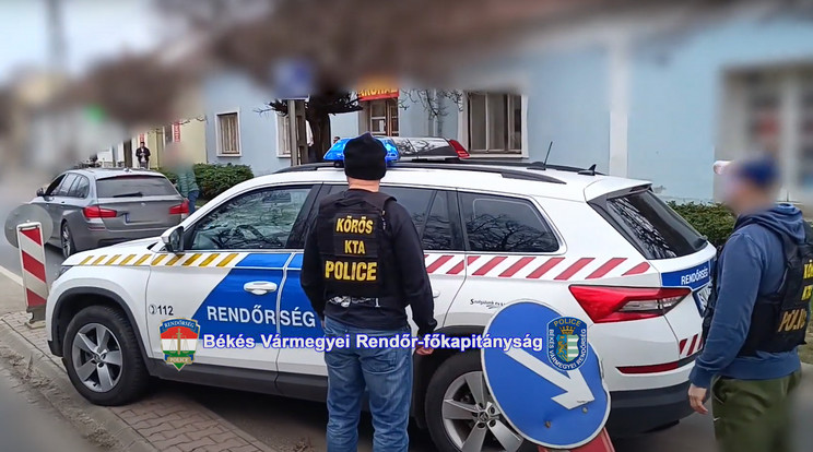 A Békés vármegyei rendőrök két akcióban nyolc kábítószer-kereskedelemmel gyanúsítható embert vettek őrizetbe  / Fotó: Police hu