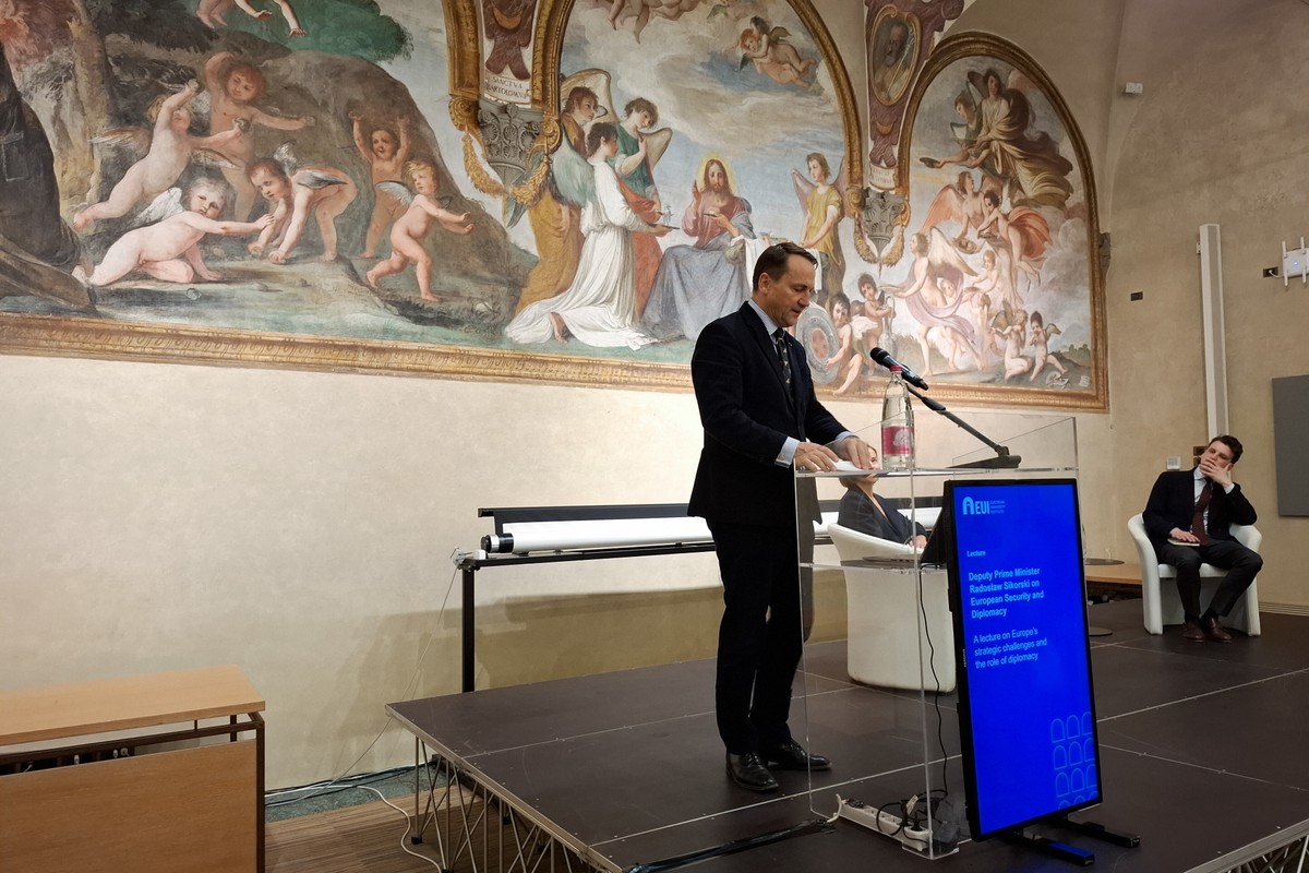 Radosław Sikorski do eurofobów w Polsce. "Cieszy was, że Orban może zablokować sankcje wobec Rosji?"