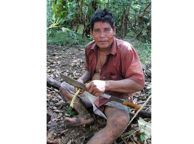 Szaman z plemienia Urarina robi eliksir Ayahuasca przy swojej chatce w gąszczu dżungli