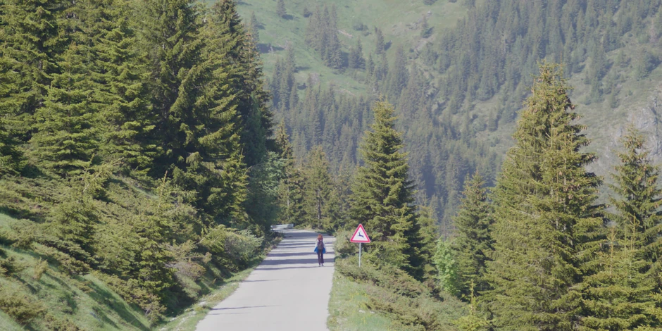 Scene iz filma "A Istok reka teče"