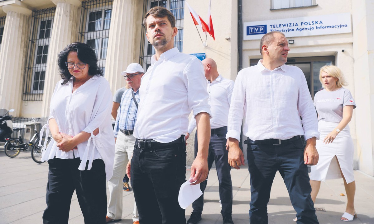 Lider AgroUnii Michał Kołodziejczak podczas konferencji prasowej przed siedzibą Telewizji Polskiej w Warszawie
