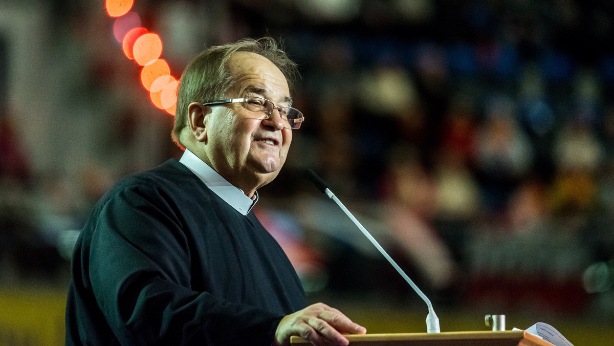 "Obserwujcie nas, ile godzin, dni i nocy pracujemy, służymy. I to bez grosza zapłaty, bo przecież jesteśmy zakonnikami" - tak skomentował w oświadczeniu artykuł tygodnika "Wprost" ojciec Tadeusz Rydzyk. Jak przyznał, modli się za dziennikarzy, którzy piszą o jego rzekomym bogactwie.