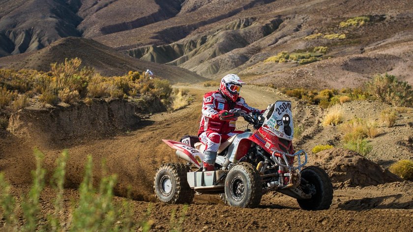 Rajd Dakar 2017: Rafał Sonik miał wypadek. Quad zawisł na gałęziach