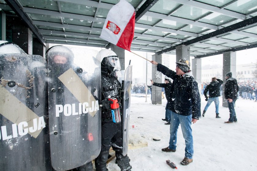 Jastrzębie Zdrój. Manifestacja górników pod siedzibą spółki 