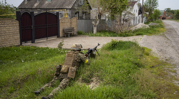 Ez történt az elmúlt 24 órában / Illusztráció: Ukrán katona felderítő küldetésen / Fotó: MTI/AP/Bernat Armangue