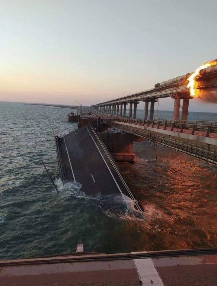 Na Kerčskom moste došlo k silnému výbuchu a požiaru.