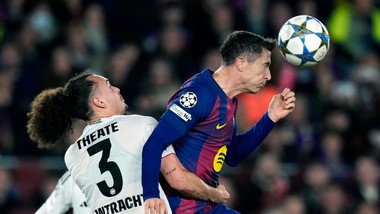 liga mistrzów. kounde wyręczył lewandowskiego. barcelona lepsza od eintrachtu