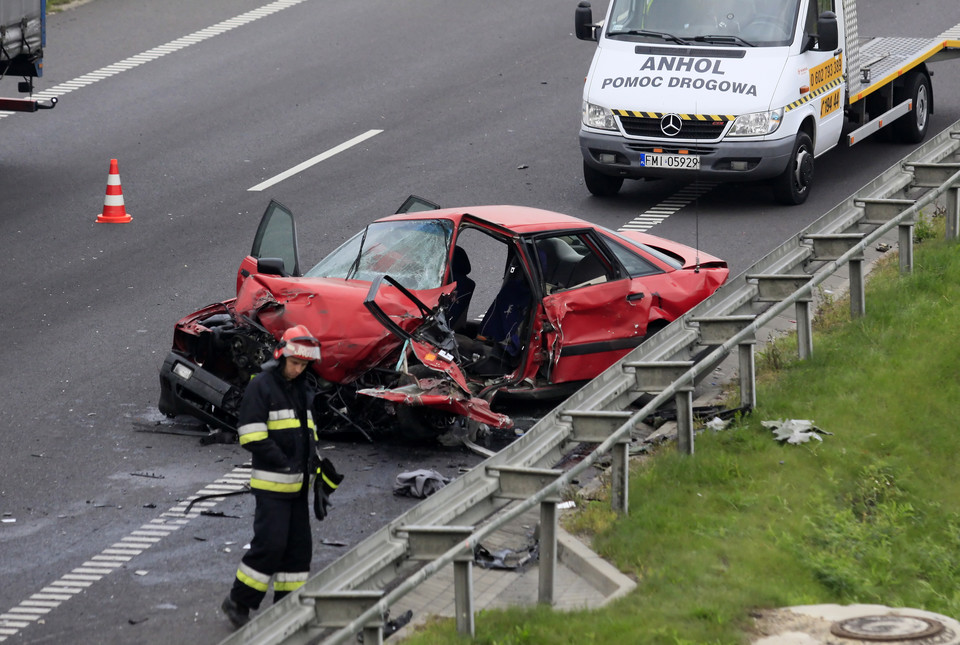 Wypadek na krajowej "trójce", fot. PAP/Lech Muszyński