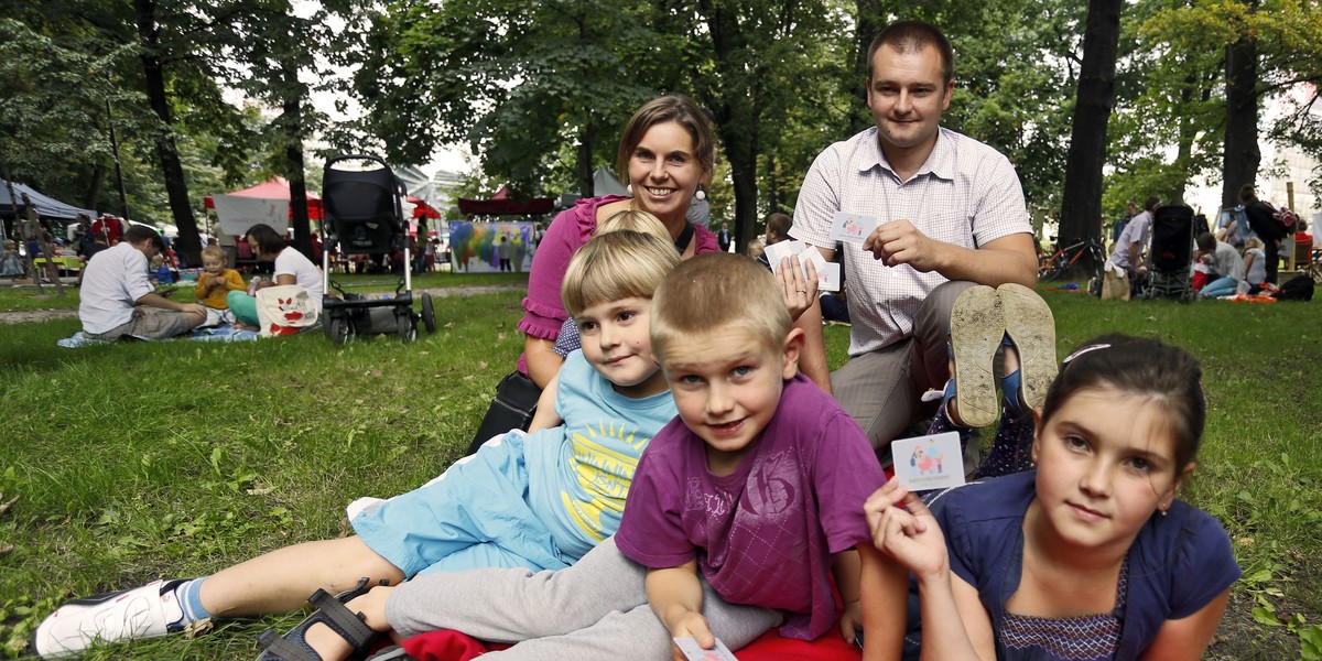 Rodzinne śniadanie na trawie