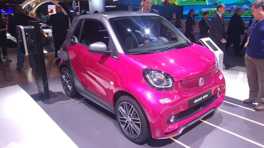 Nowy, elektryczny Smart Fortwo, do którego dokupić można stację szybkiego ładowania