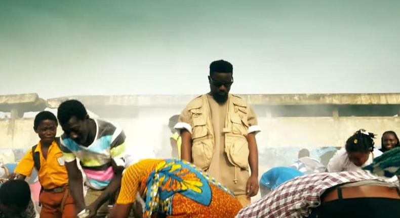 Sarkodie in Biibi Ba music video