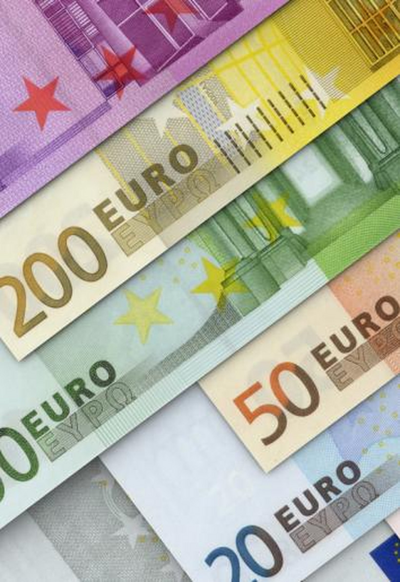 Jak podczas wakacji płacić w krajach, które nie należą do strefy euro