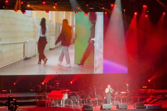 "NAŠA LJUBAV I NEBESKA VILA, TI ANGELINA" Cela sala plače na "Koncertu za anđele": Otac posvetio stihove ćerki koja je nastradala u Ribnikaru (VIDEO)