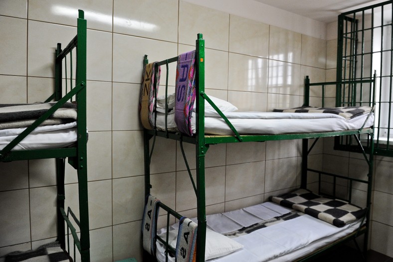 Według kodeksu karnego wykonawczego, więźniom przysługuje cela o powierzchni nie mniejszej niż 3m2. Przykładowo w Norwegii, Irlandii, Holandii czy Grecji powierzchnia ta wynosi 10 m2.