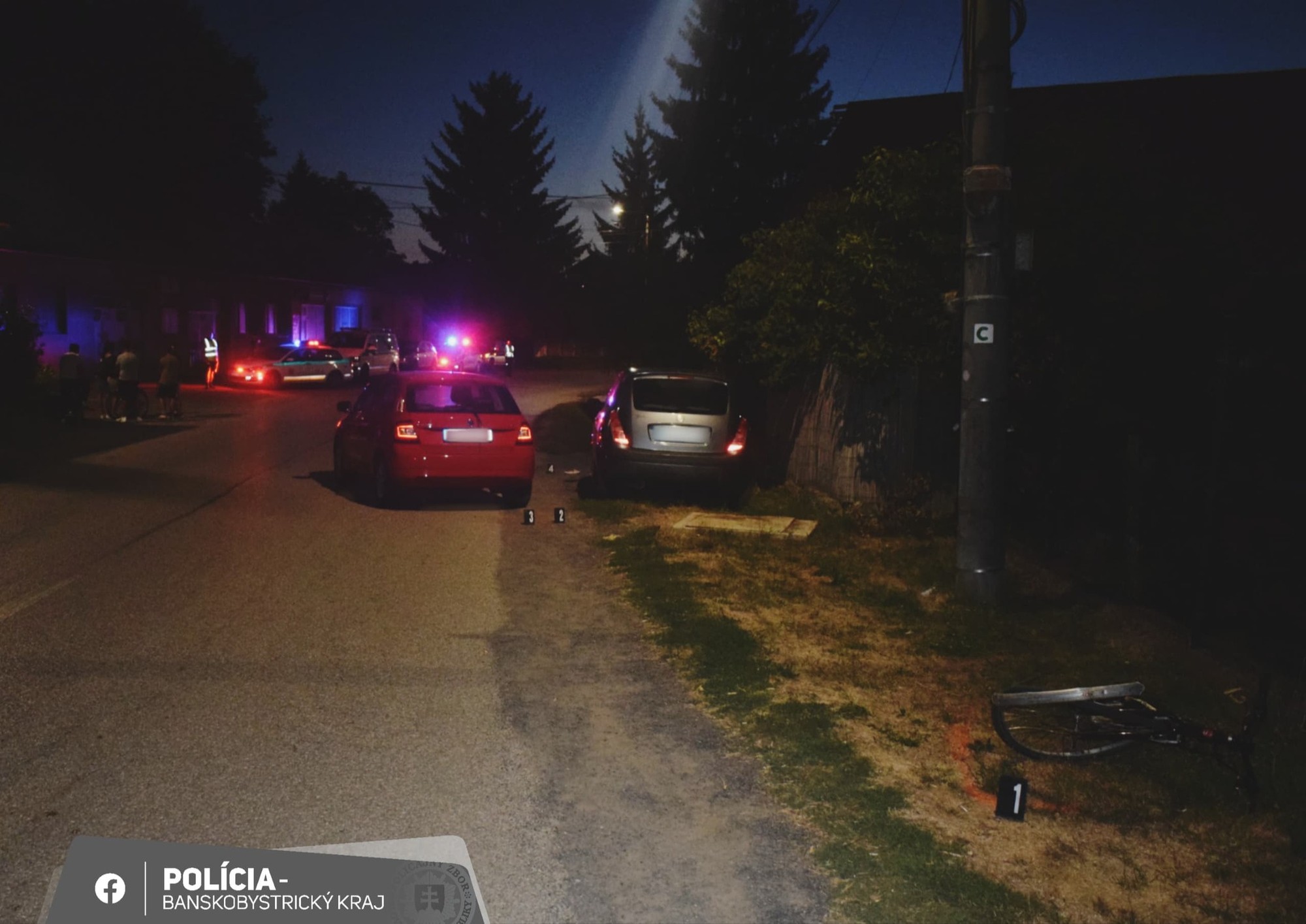Vodička narazila do chodcov a cyklistky.