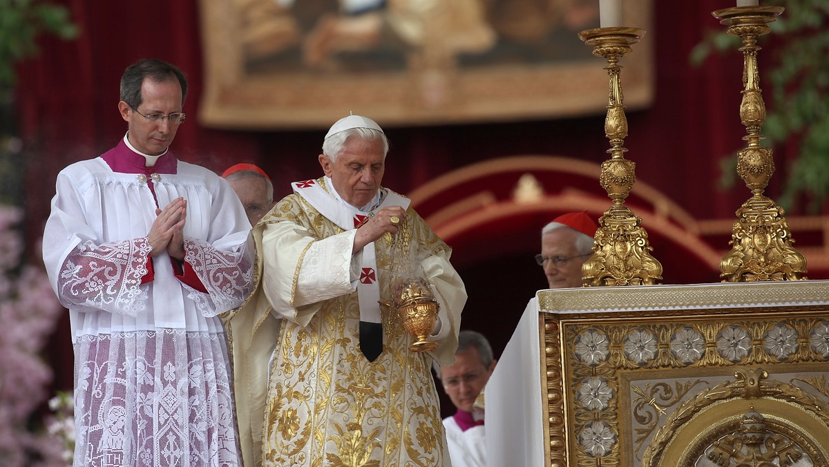 O zmianach wprowadzonych do celebracji liturgicznych przez Benedykta XVI z ks. prał. Guido Marinim - papieskim mistrzem ceremonii - rozmawia Włodzimierz Rędzioch.