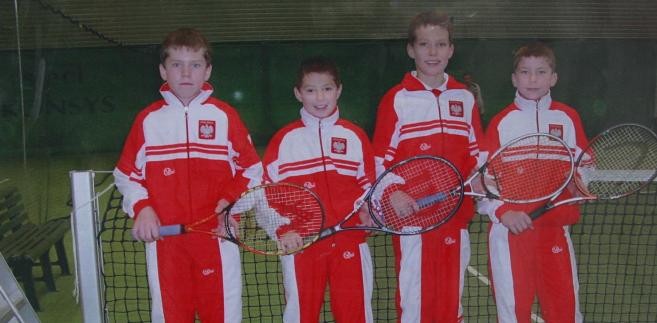 Od lewej: Tatarczyk Szymon, Mrozowski, Jerzy Janowicz i Poziomski. Reprezentacja Polski na ME Skrzatów 2002