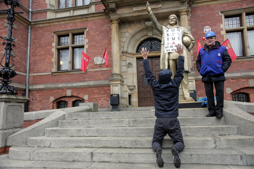 Działacze Solidarności w proteście przeciwko usunięciu postumentu prałata przed radą miasta postawili pomnik Donalda Tuska