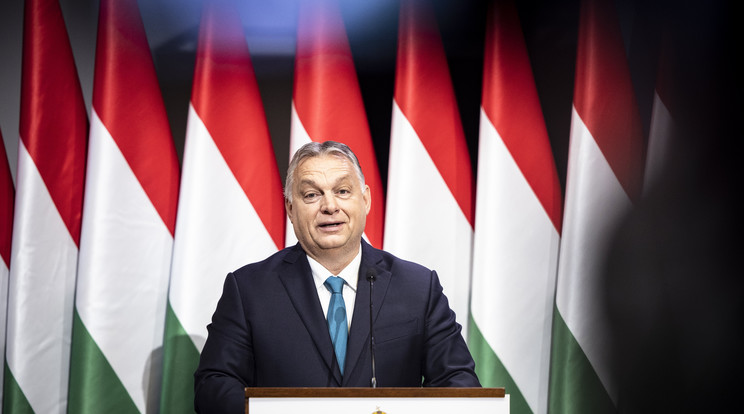 A Miniszterelnöki Sajtóiroda által közreadott képen Orbán Viktor miniszterelnök beszél a bérmegállapodás aláírásán a Karmelita kolostorban 2021. november 15-én / Fotó: MTI/Miniszterelnöki Sajtóiroda/Fischer Zoltán