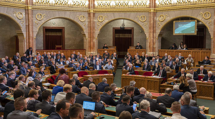 Képviselők szavaznak az Országgyűlés plenáris ülésén 2021. október 19-én / Fotó: MTI/Szigetváry Zsolt