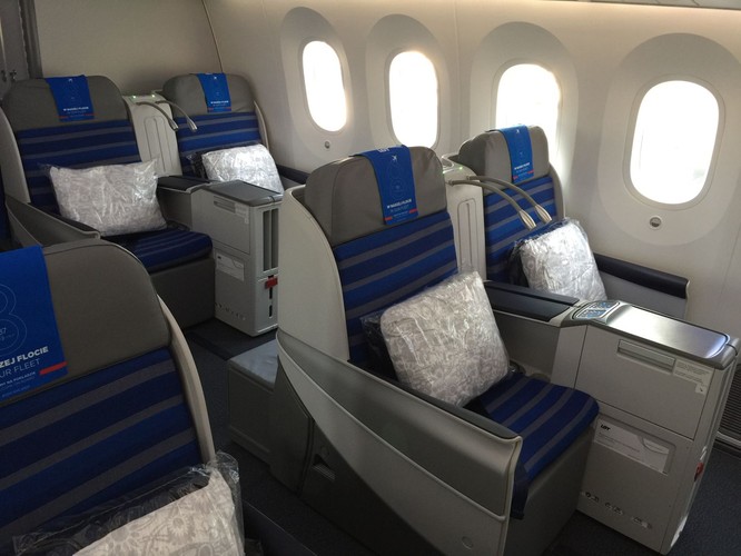 Proces produkcji Dreamlinera składa się z czterech etapów (od budowy konstrukcji po montaż foteli) i trwa kilkanaście miesięcy, ale od chwili zamówienia go przez linię lotniczą do momentu odbioru mijają zwykle cztery lata. <br><br> Na zdj. Wnętrze ósmego Dreamlinera dla LOT-u. Lotnisko przy fabryce Boeinga w Everett, 14.07.2017.