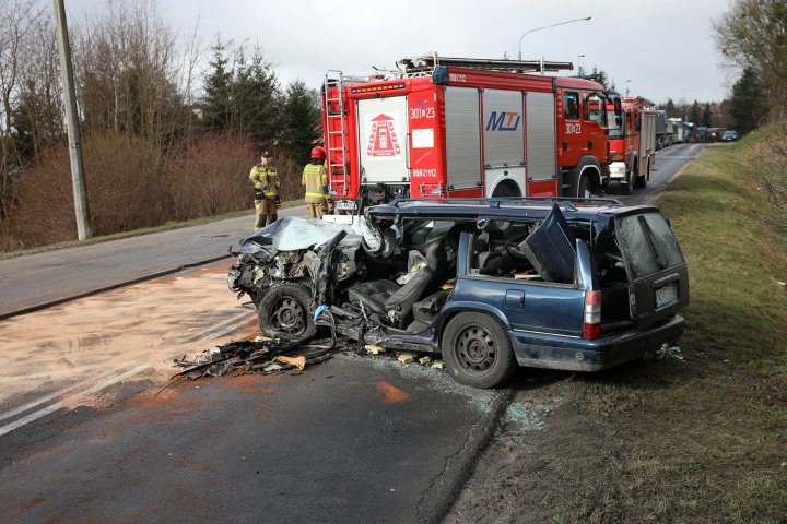 Wypadek na ul. Bałtyckiej w Olsztynie. Kierowca osobowego volvo zderzył się z ciężarówką [ZDJĘCIA]