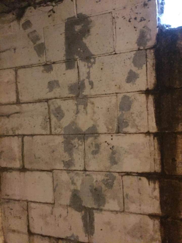 Muž zdieľal desivé fotky skrytej miestnosti.