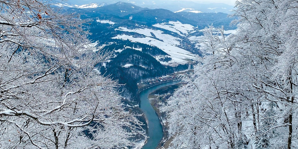 Dziś pochmurno - przelotny deszcz, miejscami deszcz ze śniegiem i krupa śnieżna, w górach śnieg. Lokalnie burze. Silny, porywisty wiatr. 