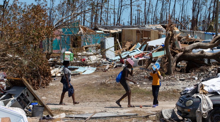 Életkép a Bahamákról a Dorian hurrikán elvonulta után. 