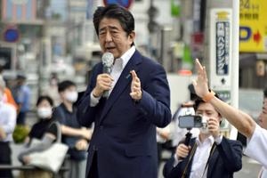 Reformator japońskiej gospodarki zginął postrzelony na wiecu