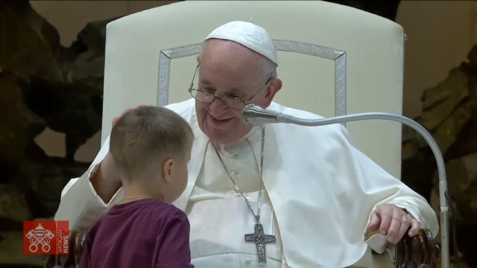 Niezwykła sytuacja w czasie audiencji. Do papieża podbiegł kilkuletni chłopiec