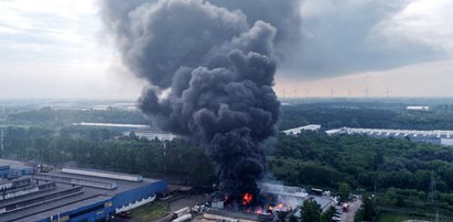 Wielki pożar w Kutnie. W ogniu tysiące litrów chemikaliów. W powietrzu słup trującego dymu. Pracownik jak pochodnia? NOWE FAKTY