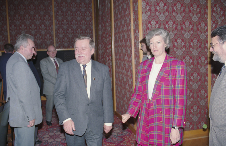 Lech Wałęsa i Hanna Suchocka podczas nadzwyczajnego posiedzenia rządu 28 maja 1993 r.