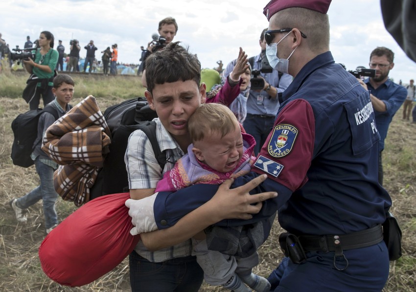 Policajci s medicinskim maskama brutalno postupaju i prema bebama