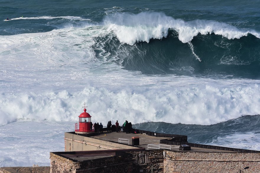 Nazaré w Portugalii trafiło do Księgi Guinnessa za rekord pod względem największych fal, na jakich kiedykolwiek surfowano