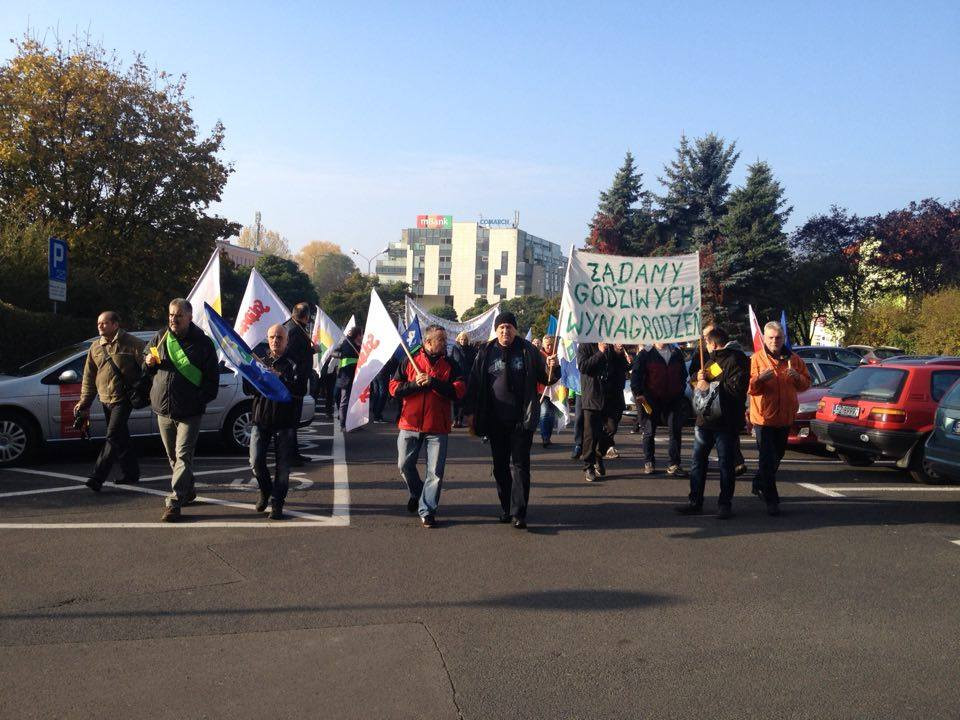 
Żółta kartka dla Kubickiego. "Zarabiamy za mało"