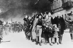 Deportacja ostatnich mieszkańców z płonącego getta, Warszawa, kwiecień 1943 r