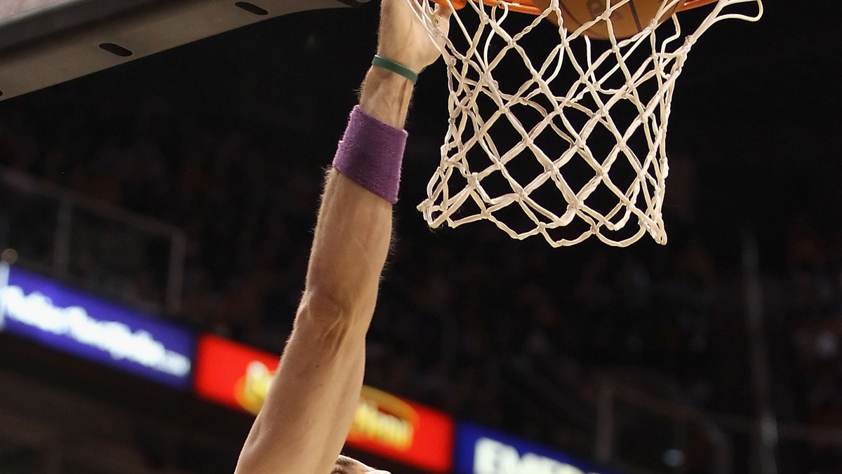 Marcin Gortat rozegrał bardzo dobre spotkanie we wtorkowym meczu NBA, zdobywając 21 punktów i notując 14 zbiórek. Niestety koszykarze Phoenix Suns przegrali 100:107 z San Antonio Spurs.