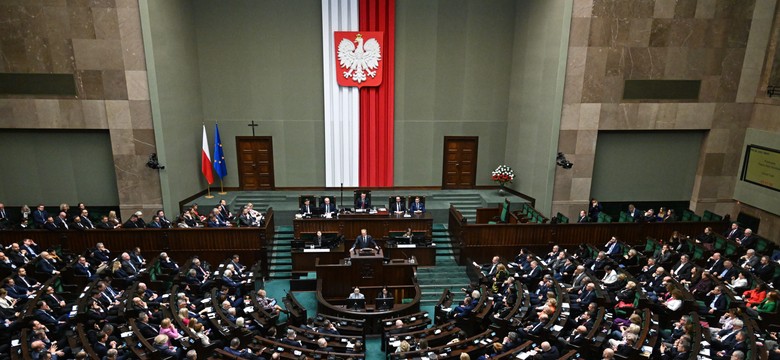 Nowy sondaż partyjny. Sensacyjny wynik Konfederacji, fatalne wieści dla PiS