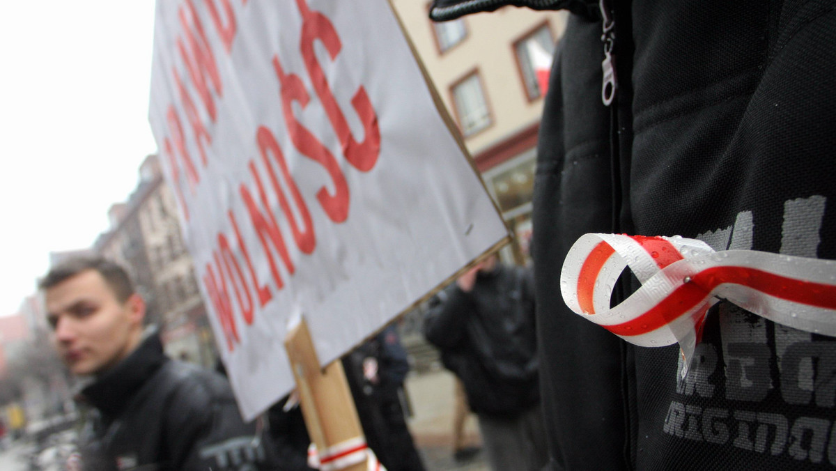 Kilkunastu działaczy opozycji białoruskiej, w tym studenci i osoby ubiegające się o status uchodźcy, demonstrowało w piątek przed Sądem Rejonowym w Białymstoku. Domagali się, by sprawa Białorusina Andrieja Żukowca została przekazana do innego sądu w Polsce.