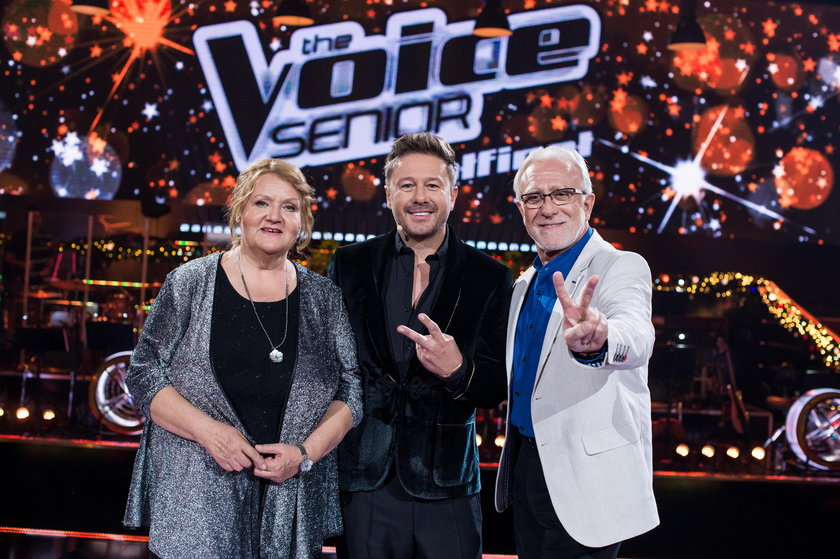 Uczestnicy "The Voice Senior" z Andrzejem Piasecznym 