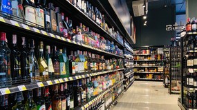 Bezwitrynowa iluzja. O regulacji, która udaje politykę zdrowotną