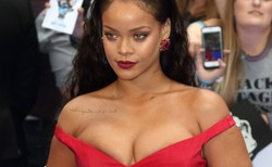 Rihanna w wielkim czerwonym namiocie. Niestety, biust już się nie zmieścił... [ZDJĘCIA]