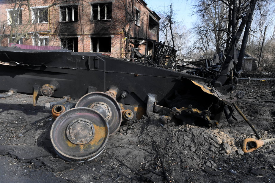 Zniszczony sprzęt wojskowy na drodze do Czernichowa